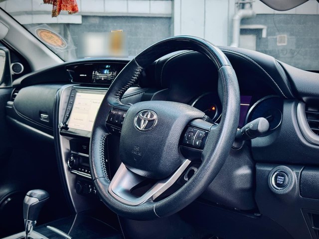 Second-hand 2023 Toyota Fortuner 4X2 Diesel AT for sale in New Delhi-6