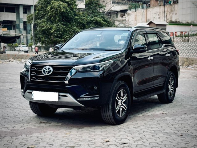 Second-hand 2023 Toyota Fortuner 4X2 Diesel AT for sale in New Delhi-4