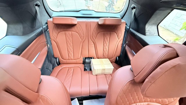 Second-hand 2024 BMW X7 xDrive40d M Sport for sale in Coimbatore-9