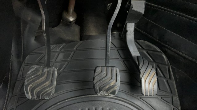 Second-hand 2020 Renault Triber RXZ for sale in Ahmedabad-14