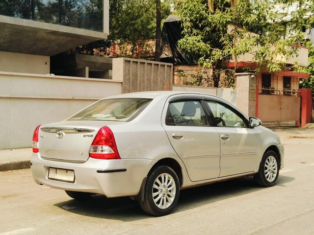 Toyota Etios V Second-hand 2013 Toyota Etios V for sale in Mumbai-2