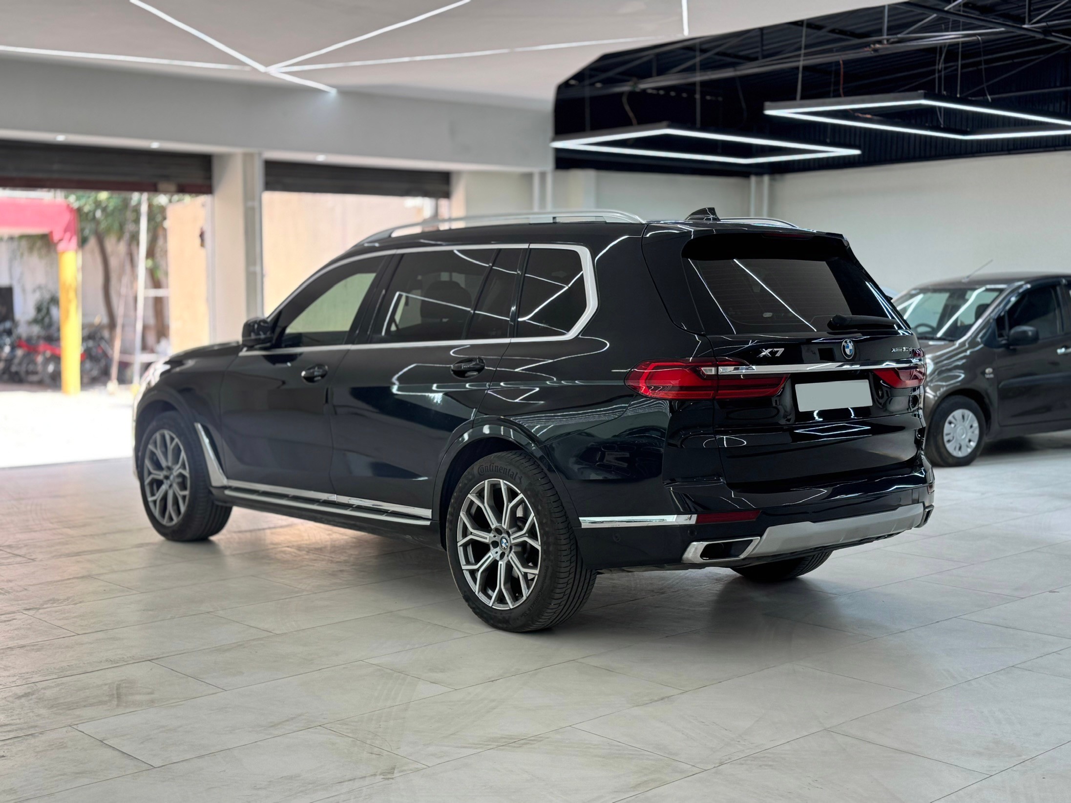 Buy Used BMW X7 xDrive30d DPE Signature of 2021 model @ 79,50,000 INR ...