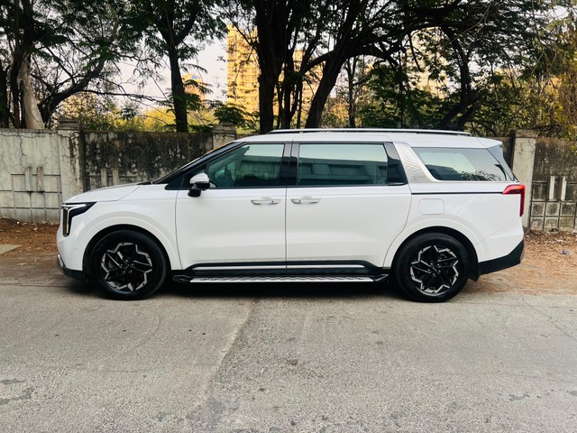 Second-hand 2025 Kia Carnival Limousine Plus for sale in Mumbai-3