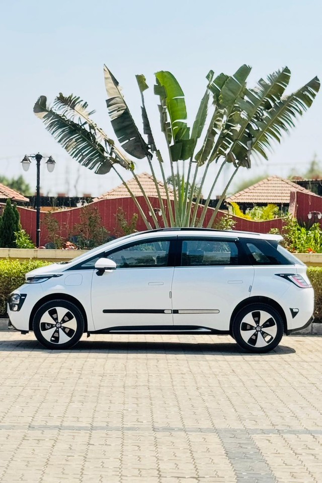 Second-hand 2024 MG Windsor EV Essence for sale in Surat-2