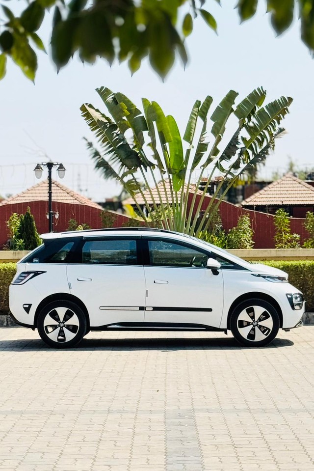 Second-hand 2024 MG Windsor EV Essence for sale in Surat-13