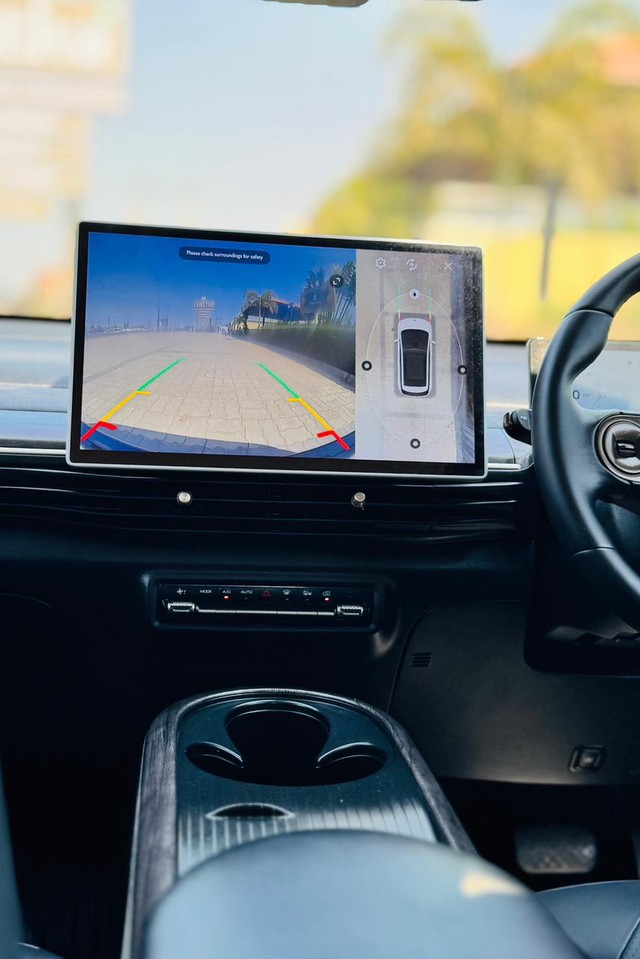 Second-hand 2024 MG Windsor EV Essence for sale in Surat-9