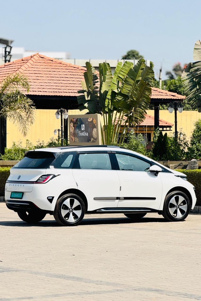 Second-hand 2024 MG Windsor EV Essence for sale in Surat-11