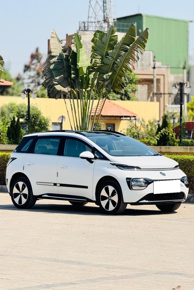 Second-hand 2024 MG Windsor EV Essence for sale in Surat-20