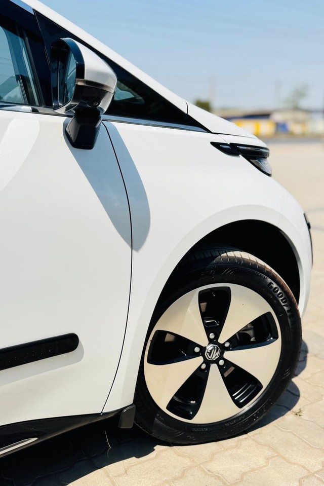 Second-hand 2024 MG Windsor EV Essence for sale in Surat-5