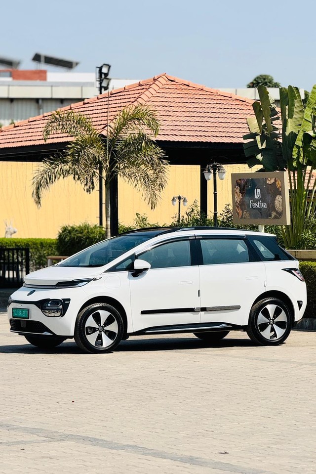 Second-hand 2024 MG Windsor EV Essence for sale in Surat-7