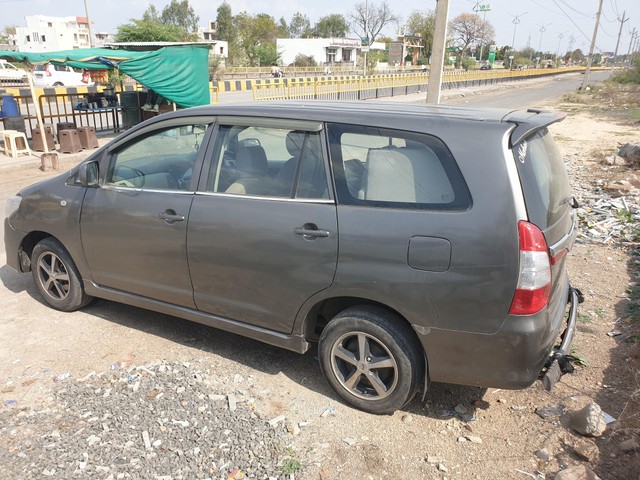 Second-hand 2013 Toyota Innova 2.5 G (Diesel) 7 Seater BS IV for sale in Jhalawar-2