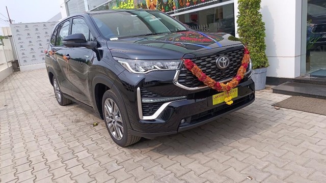 Second-hand 2023 Toyota Innova Hycross ZX Hybrid for sale in Chilakaluripet-0