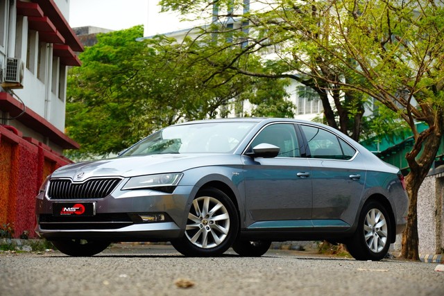 Second-hand 2019 Skoda Superb LK 1.8 TSI AT for sale in Kolkata-19