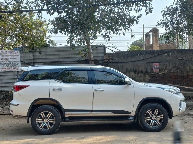 Second-hand 2019 Toyota Fortuner 2.8 2WD AT BSIV for sale in New Delhi-4