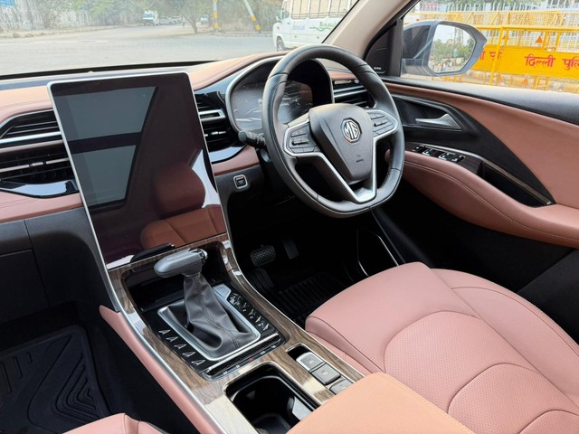 MG Hector Plus Savvy Pro CVT 7 Str 2023-2025 Second-hand 2024 MG Hector Plus Savvy Pro CVT 7 Str 2023-2025 for sale in New Delhi-14