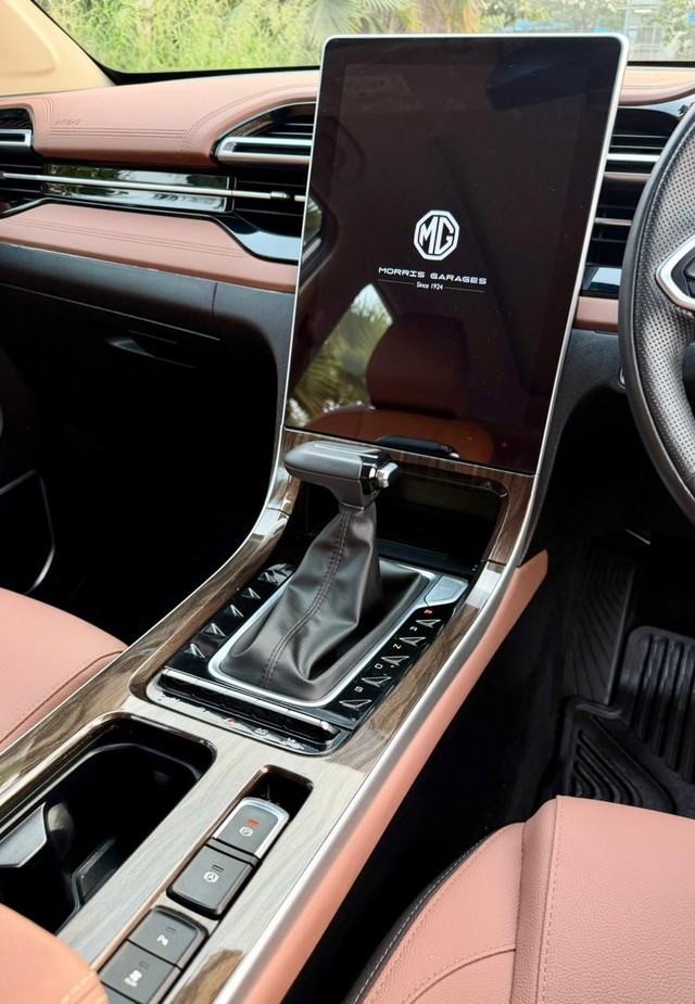 MG Hector Plus Savvy Pro CVT 7 Str 2023-2025 Second-hand 2024 MG Hector Plus Savvy Pro CVT 7 Str 2023-2025 for sale in New Delhi-10