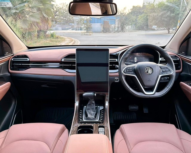 MG Hector Plus Savvy Pro CVT 7 Str 2023-2025 Second-hand 2024 MG Hector Plus Savvy Pro CVT 7 Str 2023-2025 for sale in New Delhi-17