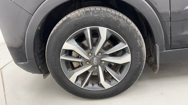 Second-hand 2021 Mahindra XUV300 W8 Opt for sale in Pune-20