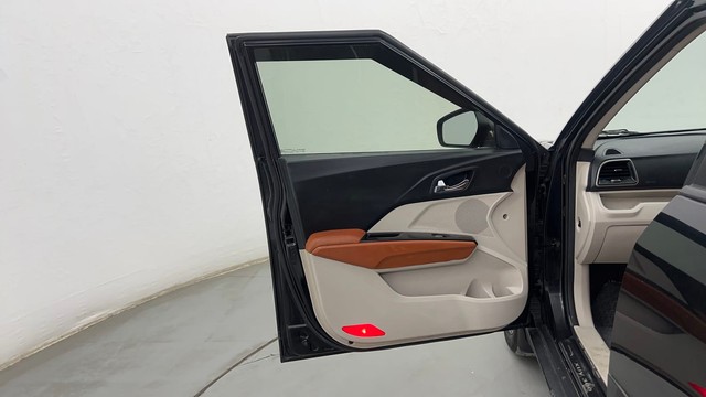 Second-hand 2021 Mahindra XUV300 W8 Opt for sale in Pune-38