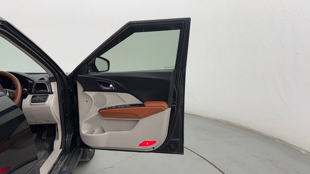 Second-hand 2021 Mahindra XUV300 W8 Opt for sale in Pune-16