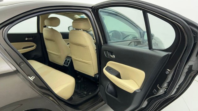 Second-hand 2022 Honda City ZX MT for sale in Ahmedabad-26