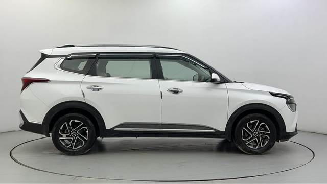 Second-hand 2022 Kia Carens Luxury Plus 6 STR Diesel for sale in Ahmedabad-2