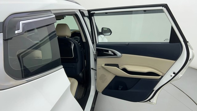 Second-hand 2022 Kia Carens Luxury Plus 6 STR Diesel for sale in Ahmedabad-39