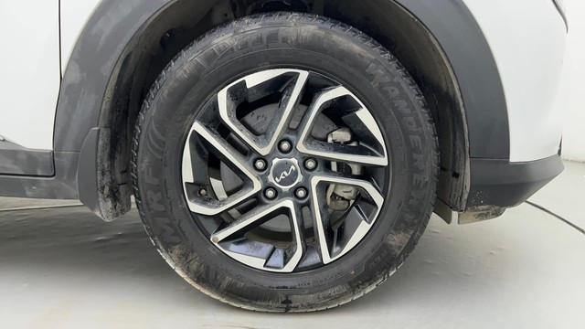 Second-hand 2022 Kia Carens Luxury Plus 6 STR Diesel for sale in Ahmedabad-17