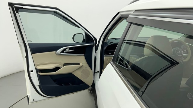 Second-hand 2022 Kia Carens Luxury Plus 6 STR Diesel for sale in Ahmedabad-38