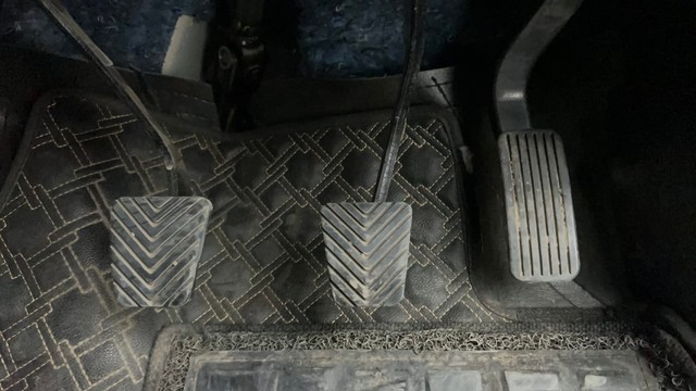 Second-hand 2022 Kia Carens Luxury Plus 6 STR Diesel for sale in Ahmedabad-14