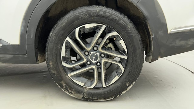 Second-hand 2022 Kia Carens Luxury Plus 6 STR Diesel for sale in Ahmedabad-19