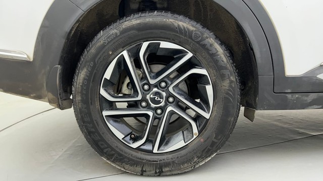 Second-hand 2022 Kia Carens Luxury Plus 6 STR Diesel for sale in Ahmedabad-18