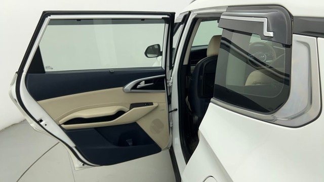 Second-hand 2022 Kia Carens Luxury Plus 6 STR Diesel for sale in Ahmedabad-34