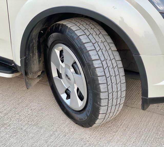 Second-hand 2017 Mahindra XUV500 W6 2WD for sale in Pune-17