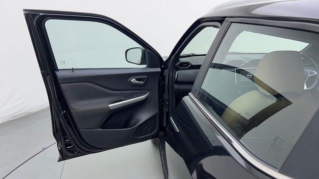 Second-hand 2022 Nissan Magnite Turbo CVT XV Premium for sale in Noida-23