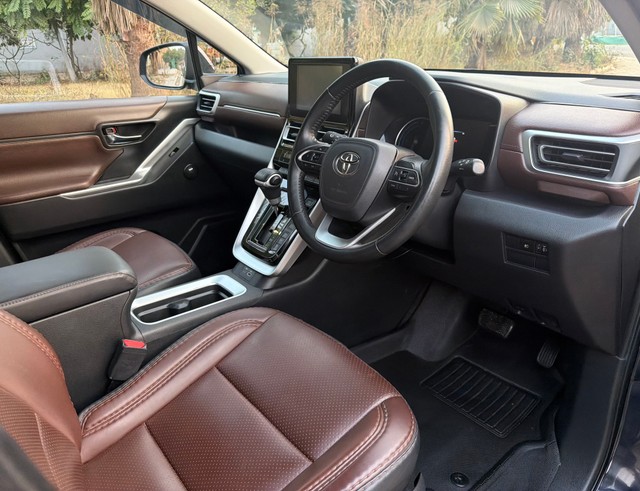 Second-hand 2023 Toyota Innova Hycross VX 7STR Hybrid for sale in New Delhi-5