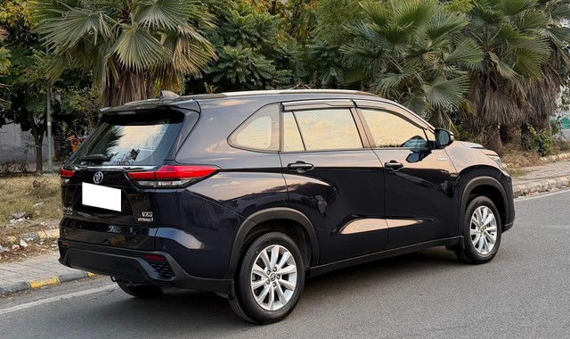 Second-hand 2023 Toyota Innova Hycross VX 7STR Hybrid for sale in New Delhi-9