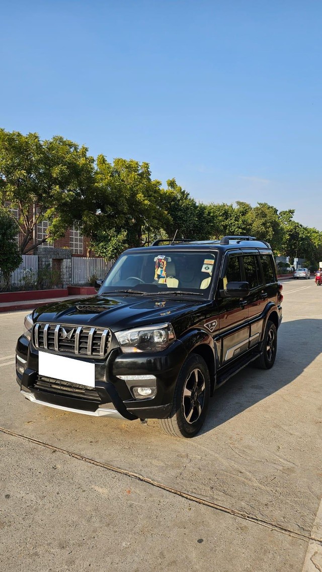 Second-hand 2023 Mahindra Scorpio S for sale in New Delhi-2