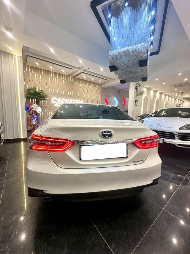 Second-hand 2021 Toyota Camry Hybrid 2.5 for sale in New Delhi-2
