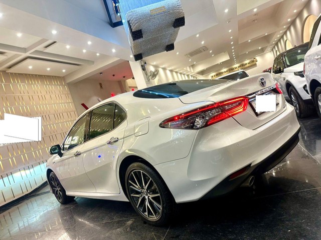 Second-hand 2021 Toyota Camry Hybrid 2.5 for sale in New Delhi-11