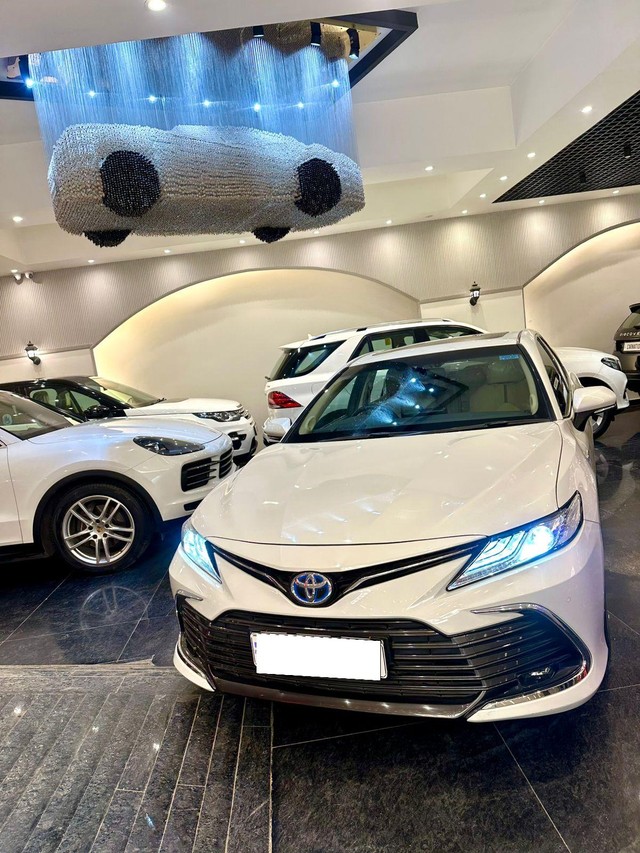 Second-hand 2021 Toyota Camry Hybrid 2.5 for sale in New Delhi-12