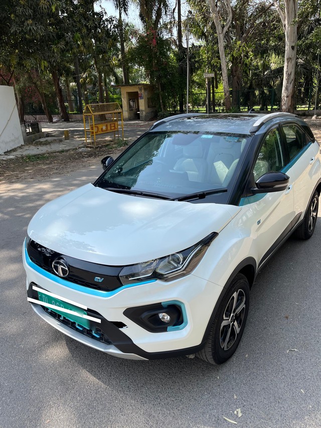 Second-hand 2022 Tata Nexon EV XZ Plus LUX for sale in New Delhi-5