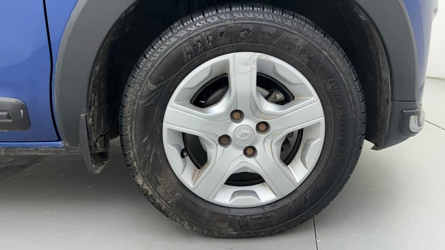 Second-hand 2019 Renault Triber RXZ for sale in Ahmedabad-17