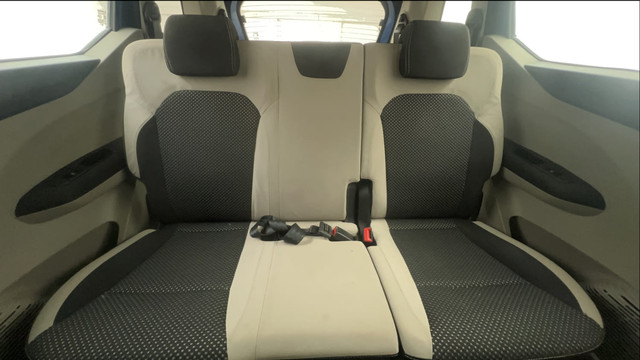 Second-hand 2019 Renault Triber RXZ for sale in Ahmedabad-38