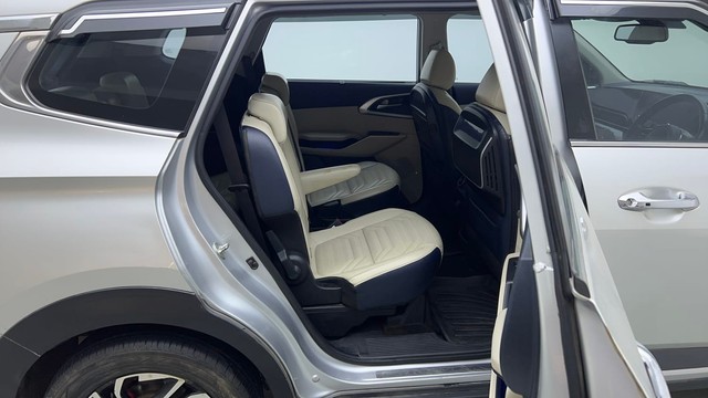 Second-hand 2022 Kia Carens Luxury Plus 6 STR Diesel for sale in Gurgaon-35