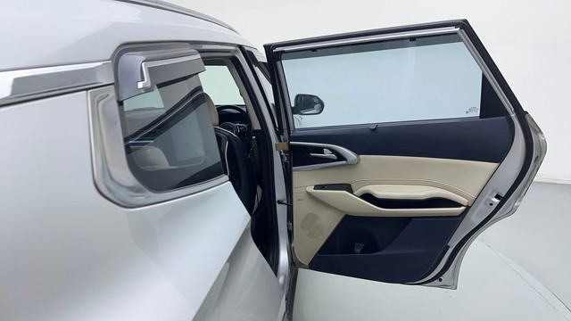 Second-hand 2022 Kia Carens Luxury Plus 6 STR Diesel for sale in Gurgaon-24