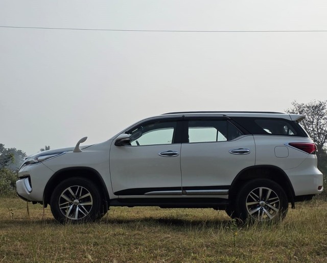 Toyota Fortuner 2.8 4WD AT BSIV Second-hand 2017 Toyota Fortuner 2.8 4WD AT BSIV for sale in Coimbatore-3