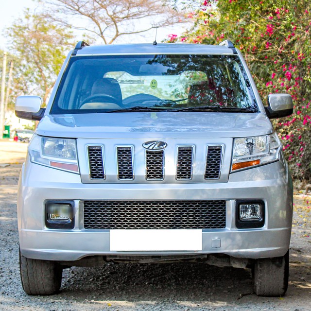 Second-hand 2017 Mahindra TUV 300 T6 Plus for sale in Ahmedabad-4