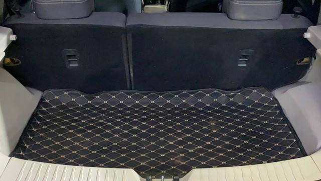 Second-hand 2022 Mahindra XUV300 W8 BSVI for sale in Howrah-19