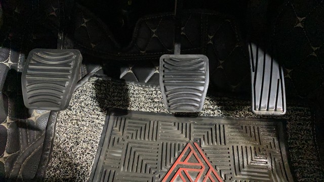 Second-hand 2022 Mahindra XUV300 W8 BSVI for sale in Howrah-14